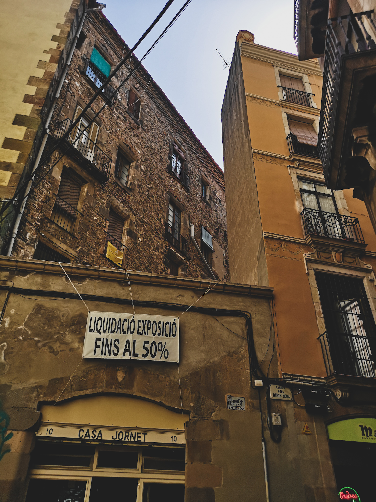 not-just-a-tit-lifestyle-blog-city-break-barcelona-yellow-architecture-buildings