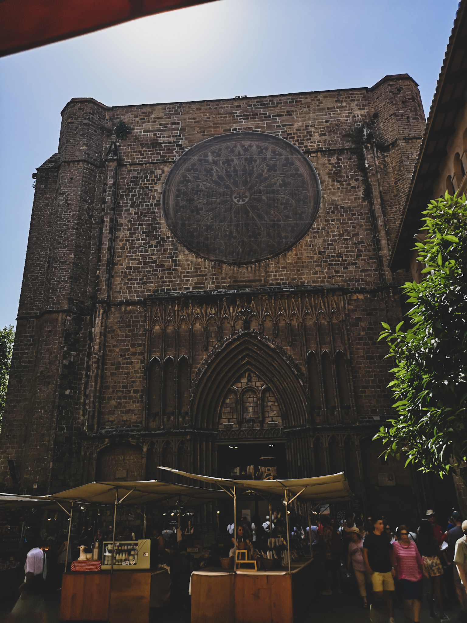 not-just-a-tit-lifestyle-blog-city-break-barcelona-church-circle-window-santa-maria-del-pi